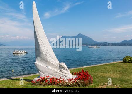 Veduta del monumento e del lago maggiore, Isole Borromee da Stresa, Lago maggiore, Piemonte, Italia, Europa Foto Stock