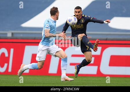 Manuel Lazzari del Lazio (L) vies per la palla con Davide Zappacosta di Genova (R) durante il campionato italiano Serie A Football Match tra SS Lazio e Genova CFC il 2 maggio 2021 allo Stadio Olimpico di Roma - Foto Federico Proietti / DPPI Foto Stock