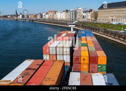 Nave da carico container, Millienium II, come accoppiamento, sul Reno, sulla riva della città vecchia, sul lungofiume, di Düsseldorf, NRW, Germania, Foto Stock