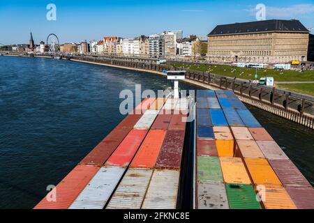 Nave da carico container, Millienium II, come accoppiamento, sul Reno, sulla riva della città vecchia, sul lungofiume, di Düsseldorf, NRW, Germania, Foto Stock