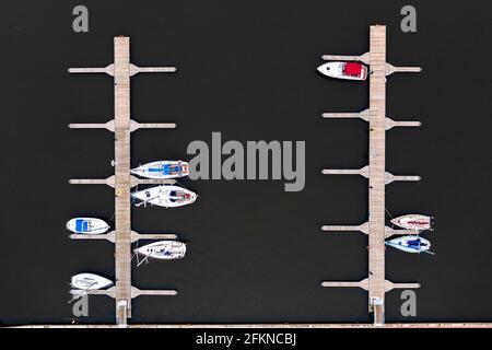 Vista aerea del porto turistico con yacht ormeggiati ai moli, foto drone. Foto Stock