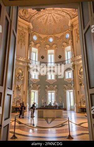 Vista dell'interno del Palazzo reale sull'Isola Bella, Isole Borromee, Lago maggiore, Piemonte, Italia, Europa Foto Stock