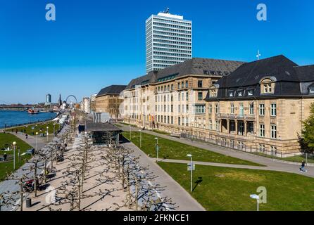 La Cancelleria di Stato del NRW, sede del Ministro Presidente, skyline di Düsseldorf, Mannesmannufer, sul Reno, Villa Horion sulla destra, accanto a. Foto Stock