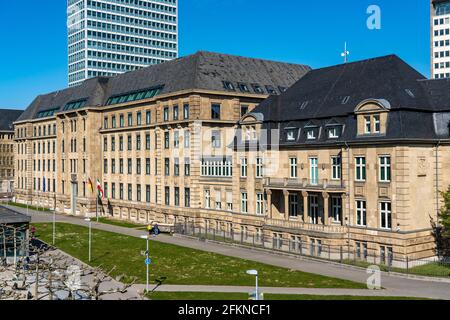 La Cancelleria di Stato del NRW, sede del Ministro Presidente, skyline di Düsseldorf, Mannesmannufer, sul Reno, Villa Horion sulla destra, accanto a. Foto Stock