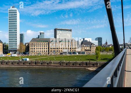 La Cancelleria di Stato del NRW, sede del Ministro Presidente, skyline di Düsseldorf, Mannesmannufer, sul Reno, Villa Horion sulla destra, accanto a. Foto Stock