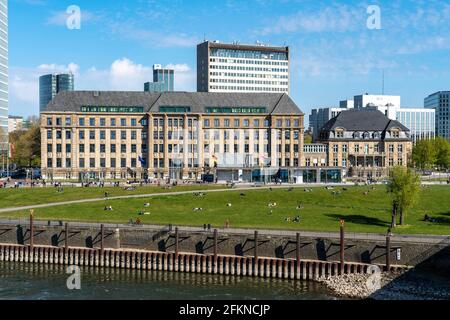 La Cancelleria di Stato del NRW, sede del Ministro Presidente, skyline di Düsseldorf, Mannesmannufer, sul Reno, Villa Horion sulla destra, accanto a. Foto Stock