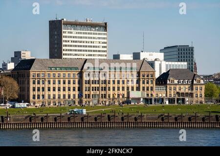 La Cancelleria di Stato del NRW, sede del Ministro Presidente, skyline di Düsseldorf, Mannesmannufer, sul Reno, Villa Horion sulla destra, accanto a. Foto Stock