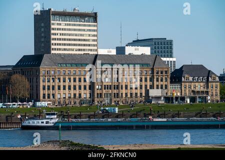 La Cancelleria di Stato del NRW, sede del Ministro Presidente, skyline di Düsseldorf, Mannesmannufer, sul Reno, Villa Horion sulla destra, accanto a. Foto Stock