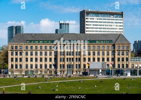 La Cancelleria di Stato della NRW, sede del Ministro Presidente, skyline di Düsseldorf, Mannesmannufer, sul Reno, NRW, Germania, Foto Stock