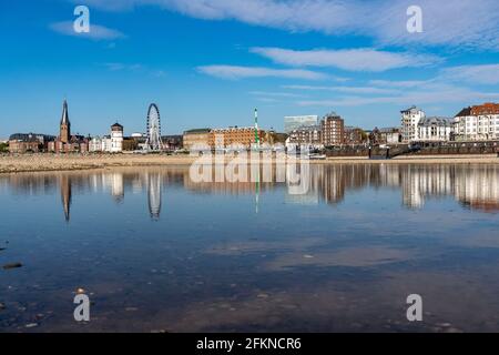 Skyline di case sulle rive del Reno, nel centro storico di Düsseldorf, riflesso in un corpo d'acqua sulle rive del Reno, NRW, Germania, Foto Stock