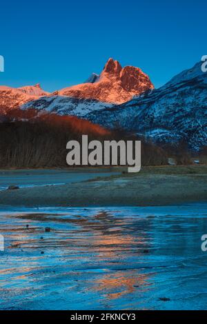 Sera alpenglow sulla montagna Romsdalshorn vicino alla città Åndalsnes nella valle di Romsdalen, Rauma kommune, Møre og Romsdal, Norvegia, Scandinavia. Foto Stock