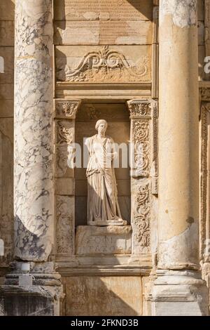 Antica statua sulla facciata della Biblioteca di Celso nell'antica città di Efeso, Turchia Foto Stock
