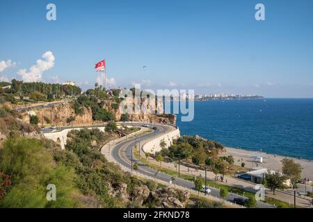 Parapendio che sorvola la spiaggia di Konyaalti ad Antalya, Turchia Foto Stock