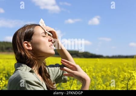 Vista laterale ritratto di una donna stressata che soffre di colpo di calore in vacanza estiva Foto Stock