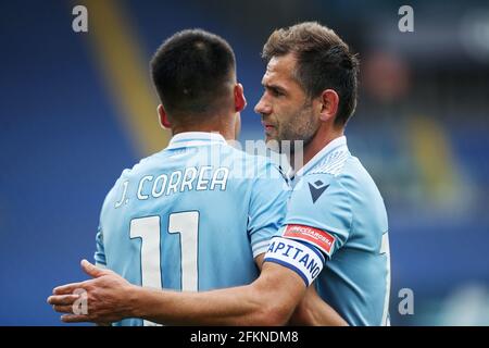 Joaquin Correa del Lazio (L) festeggia con Senad Lulic (R) dopo aver segnato il traguardo 4-1 durante il campionato italiano Serie UNA partita di calcio tra SS Lazio e Genova CFC il 2 maggio 2021 allo Stadio Olimpico di Roma - Foto Federico Proietti/DPPI Foto Stock