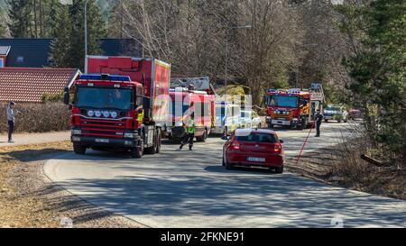 Floda, Svezia. Marzo 17 2021: Vigili del fuoco e polizia rispondere ad un incendio casa segnalato Foto Stock