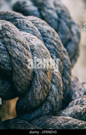 corda di iuta naturale avvolta su un palo Foto Stock