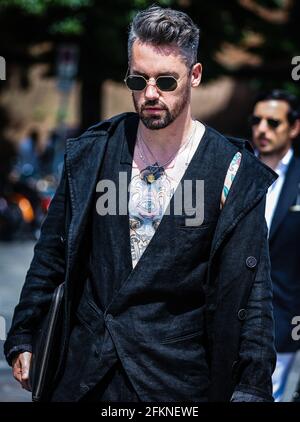 FIRENZE, Italia - Giugno 11 2019: Uomini in strada a Firenze. Foto Stock