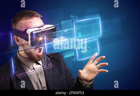 Uomo d'affari che guarda attraverso gli occhiali di realtà virtuale, concetto di tecnologia Foto Stock