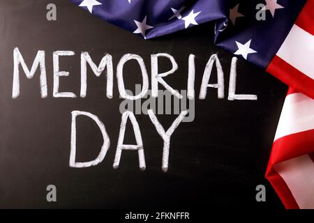 Il testo del weekend del Memorial Day è scritto su una lavagna nera in legno con bandiera degli Stati Uniti. Stati Uniti d'America stelle & strisce patriota veterano remembrance symbo Foto Stock