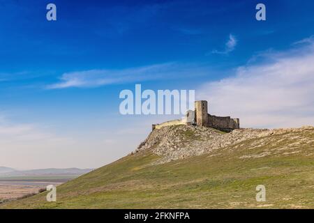 Vista della fortezza di Enisala a Dobrogea, Romania. Incredibile paesaggio di questa fortezza medievale seduta sulla collina Foto Stock