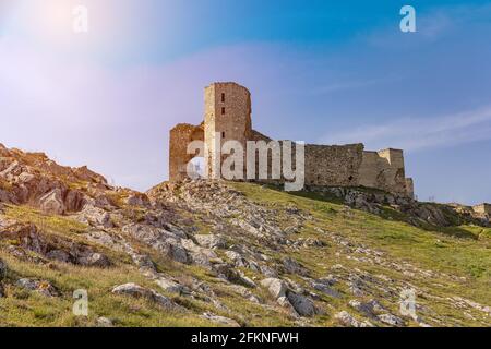 Enisala, antica fortezza del castello di Dobrogea. Rovine dell'antica Enisala, situata a Tulcea, Romania. Foto Stock