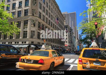 I taxi gialli guidano lungo la 5th Avenue a Manhattan, New York City, Stati Uniti Foto Stock