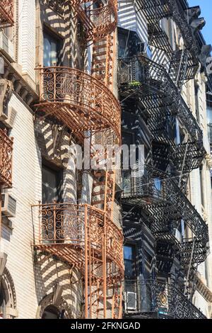 Tipico fuoco ornamentale in ferro battuto sfugge a Soho, Manhattan, New York City, USA Foto Stock