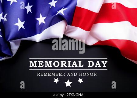 Memorial Day weekend testo scritto nero lavagna sfondo con bandiera USA. Stati Uniti d'America stelle & strisce patriota ricordo veterano symb Foto Stock