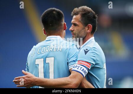 Joaquin Correa del Lazio (L) festeggia con Senad Lulic (R) dopo aver segnato il traguardo 4-1 durante il campionato italiano Serie UNA partita di calcio tra SS Lazio e Genova CFC il 2 maggio 2021 allo Stadio Olimpico di Roma - Foto Federico Proietti / DPPI / LiveMedia Foto Stock