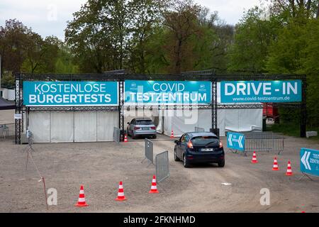 Centro di test Drive-in Covid nel quartiere Weidenpesch, Colonia, Germania. Drive-in Covid Testzentrum im Stadtteil Weidenpesch, Koeln, Deutschland. Foto Stock