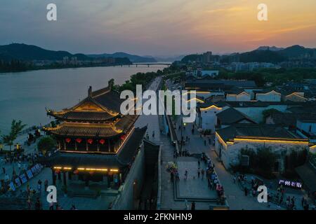 Hangzhou. 2 maggio 2021. La foto aerea scattata il 2 maggio 2021 mostra la vista notturna dell'antica città di Yanzhou nella città di Meicheng, Jiande, nella provincia di Zhejiang della Cina orientale. La città antica ha ricevuto un totale di 114,000 visitatori il sabato e la domenica. Credit: Xu Yu/Xinhua/Alamy Live News Foto Stock