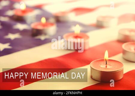 Mourning candele che bruciano su sfondo americano bandiera nazionale. Biglietto di auguri felice giorno memoriale, fine settimana, patriota veterani giorno. Momento di silenzio Foto Stock