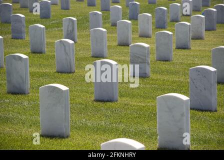 SAN DIE, STATI UNITI - 21 maggio 2016: File di lapidi grigie sul San Diego Miramar National Cemetery, California Foto Stock