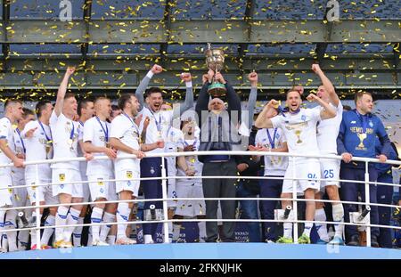 KIEV, UCRAINA - 25 APRILE 2021: I giocatori del FC Dynamo Kyiv festeggiano dopo aver vinto la Premier League Ucraina 2020-21 allo stadio NSC Olimpiyskiy di Kiev, Ucraina. Dynamo ha vinto 5-0 contro Inhulets Foto Stock