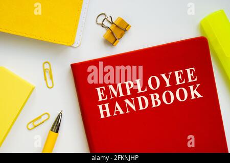 Guida del manuale del dipendente sulla scrivania dell'ufficio. Foto Stock