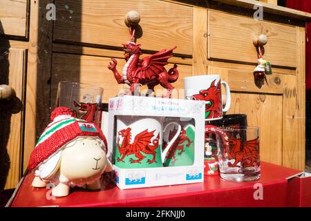 Regali, negozio di articoli da regalo, souvenir, negozio, negozi, drago rosso, tazze, tazza, Caernarfon, castello di Caernarfon, tra, stretto di Menai, Anglesey, e, Snowdonia, Nord-Ovest, Galles, Galles, Galles, costa, costa, Regno Unito, Regno Unito, GB, Gran Bretagna, Gran Bretagna, Inghilterra, Europa, europea, città murata, mura, storia, patrimonio mondiale, patrimonio mondiale, UNESCO Foto Stock