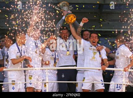 KIEV, UCRAINA - 25 APRILE 2021: I giocatori del FC Dynamo Kyiv festeggiano dopo aver vinto la Premier League Ucraina 2020-21 allo stadio NSC Olimpiyskiy di Kiev, Ucraina. Dynamo ha vinto 5-0 contro Inhulets Foto Stock