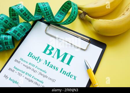 Nastro di misurazione e formula dell'indice di massa corporea BMI. Foto Stock