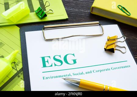 Documenti su ESG Environmental, Social and Corporate Governance e Notepad. Foto Stock