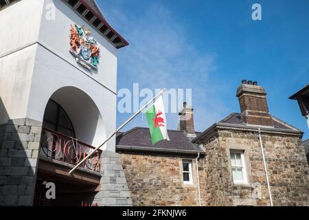 Gwynedd,Gwynedd County Council,ufficio,uffici,Caernarfon,Caernarfon Castle,Between, Menai Strait, Anglesey, and,Snowdonia,Nord,Nord-Ovest,Galles,Galles,Galles,costa,costa,Regno Unito,GB,Gran Bretagna,Gran Bretagna,Inghilterra,Europa,europea,cinta,città,mura,storia,patrimonio mondiale,UNESCO,patrimonio mondiale Foto Stock