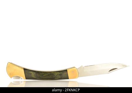 Un coltello pieghevole in metallo, primo piano, isolato su bianco. Foto Stock