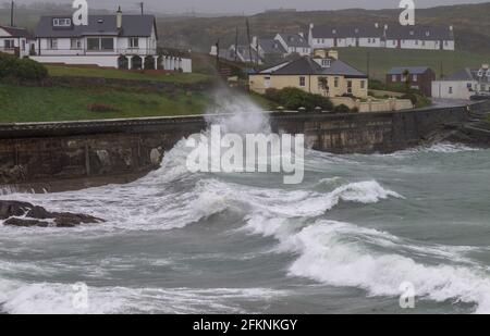 Tempesta onde colpire il muro di mare Tragumna, West Cork, Irlanda Foto Stock