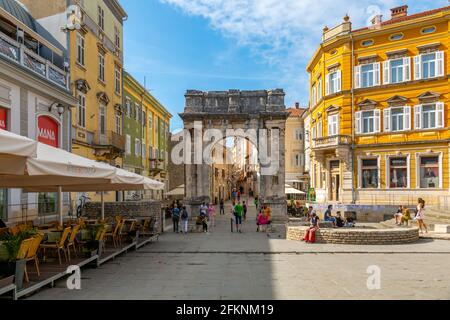 Vista dell'arco dei Sergii, Pola, Istria, Croazia, Adriatico, Europa Foto Stock