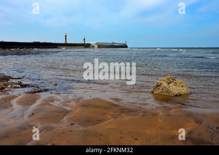 Caccia ai fossili a Whitby Beach Foto Stock