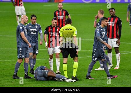 Milano, Italia. 01 maggio 2021. Bryan Dabo (14) di Benevento visto in gras mentre Luca Caldirola (5) e Nicolas Viola (10) parlano con l'arbitro Gianpaolo Calvarese durante la Serie A match tra AC Milano e Benevento a San Siro a Milano. (Foto: Gonzales Photo - Tommaso Fimiano). Foto Stock