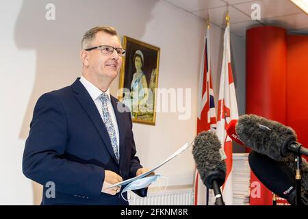 DUP MP per Lagan Valley Sir Jeffrey Donaldson, lancia la sua campagna per diventare leader del DUP presso l'ufficio del collegio elettorale del DUP MP Gavin Robinson, nell'est di Belfast. Data immagine: Lunedì 3 maggio 2021. Foto Stock