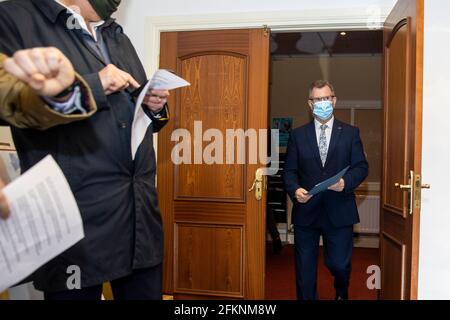 DUP MP per Lagan Valley Sir Jeffrey Donaldson, arriva presso l'ufficio del DUP MP Gavin Robinson nella parte orientale di Belfast, dove ha lanciato la sua campagna per diventare leader del DUP. Data immagine: Lunedì 3 maggio 2021. Foto Stock