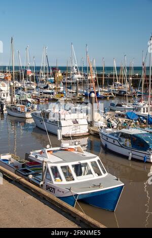 Yorkshire, UK – 10 ago 2017 : gli yacht si affollano nel pittoresco porto di Bridlington Foto Stock