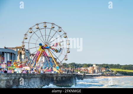 Yorkshire, UK – 10 ago 2017 : la ruota panoramica domina il lungomare a nord del porto Foto Stock
